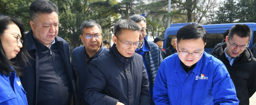 集團公司黨組成員、總會(huì )計師陳林到樂(lè )凱華光調研